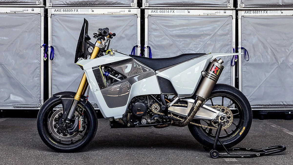 KTM 1190 Adventure R reconfigurada como supermoto por Max Hazan, exibindo chassis reestruturado, rodas Marchesini e para‑brisas customizado.