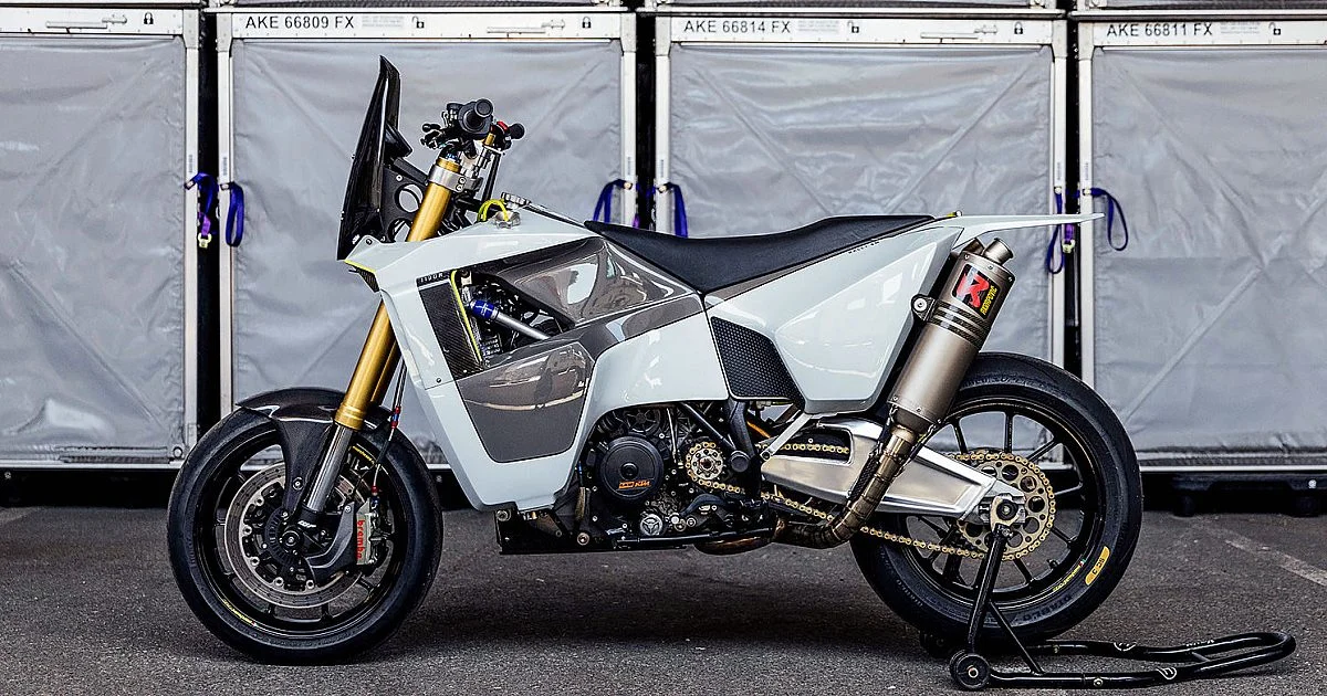 KTM 1190 Adventure R reconfigurada como supermoto por Max Hazan, exibindo chassis reestruturado, rodas Marchesini e para‑brisas customizado.