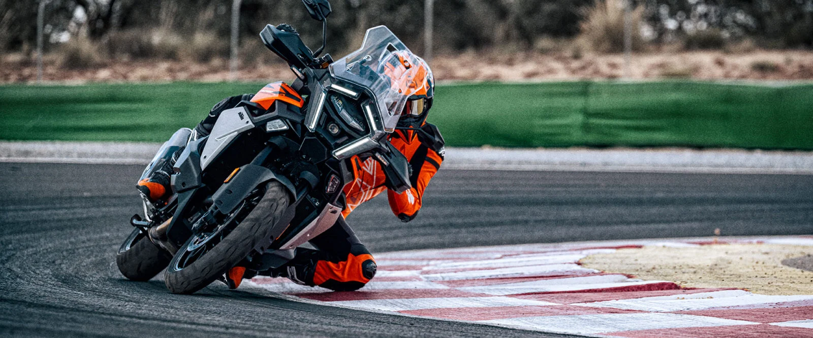 Moto KTM 1390 Super Adventure S EVO com caixa AMT em ambiente de teste ao ar livre