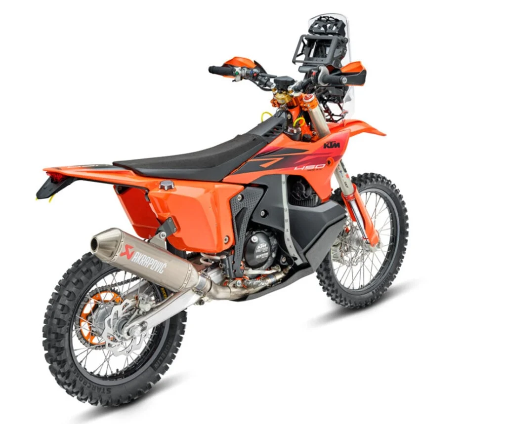 KTM 450 Rally Replica em destaque, mostrando motor monocilíndrico, quadro de aço cromado e escapamento Akrapovič de titânio