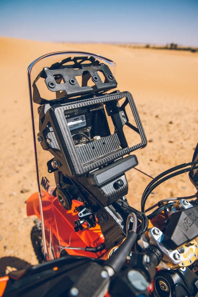 KTM 450 Rally Replica em destaque, mostrando motor monocilíndrico, quadro de aço cromado e escapamento Akrapovič de titânio