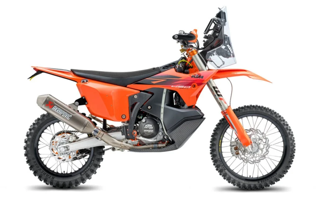 KTM 450 Rally Replica em destaque, mostrando motor monocilíndrico, quadro de aço cromado e escapamento Akrapovič de titânio