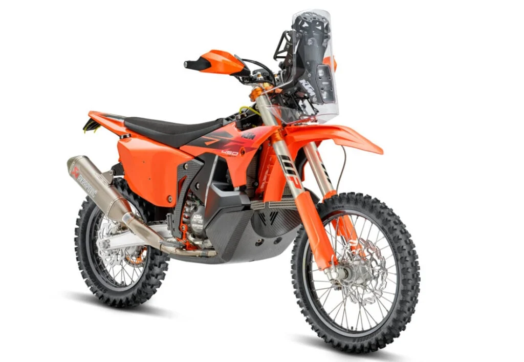 KTM 450 Rally Replica em destaque, mostrando motor monocilíndrico, quadro de aço cromado e escapamento Akrapovič de titânio