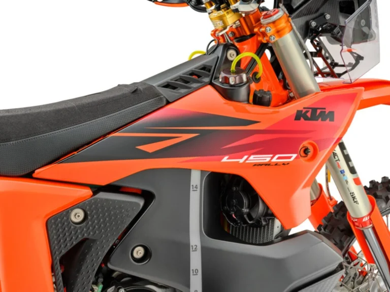 KTM 450 Rally Replica em destaque, mostrando motor monocilíndrico, quadro de aço cromado e escapamento Akrapovič de titânio