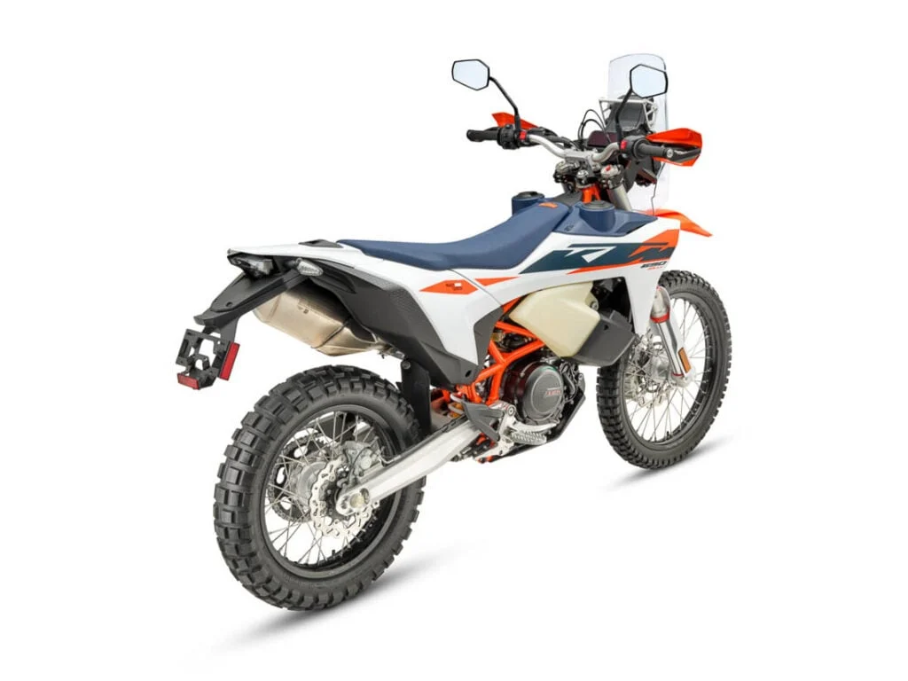 KTM 690 Rally 2027 em destaque, exibindo seu design robusto e pronto para rali, com carenagem de competição e tanque de combustível de grande capacidade.