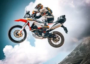 KTM 690 Rally 2027 em destaque, exibindo seu design robusto e pronto para rali, com carenagem de competição e tanque de combustível de grande capacidade.