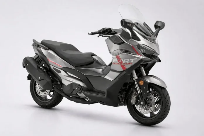 Comparativo visual da maxi-scooter KYMCO AK 550 ao lado da QJ Motor Fort 600 em destaque, com ambas em design esportivo