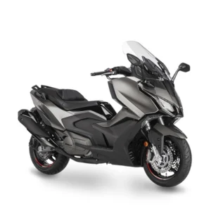 Comparativo visual da maxi-scooter KYMCO AK 550 ao lado da QJ Motor Fort 600 em destaque, com ambas em design esportivo