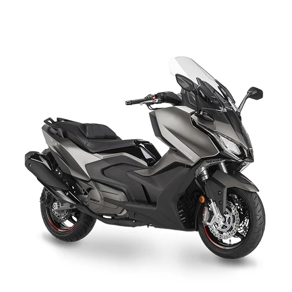 Comparativo visual da maxi-scooter KYMCO AK 550 ao lado da QJ Motor Fort 600 em destaque, com ambas em design esportivo