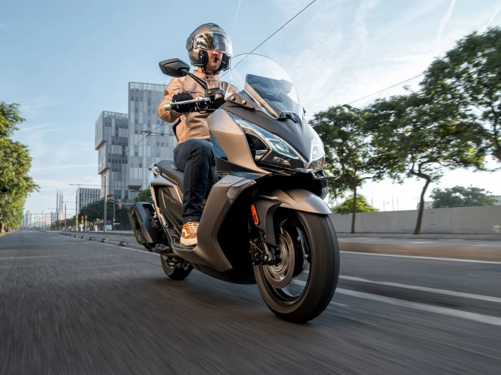 Maxi-scooter KYMCO Downtown GT 350 azul estacionada, destacando seu design moderno, faróis Full LED e rodas de liga leve.