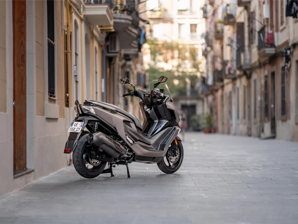 Maxi-scooter KYMCO Downtown GT 350 azul estacionada, destacando seu design moderno, faróis Full LED e rodas de liga leve.