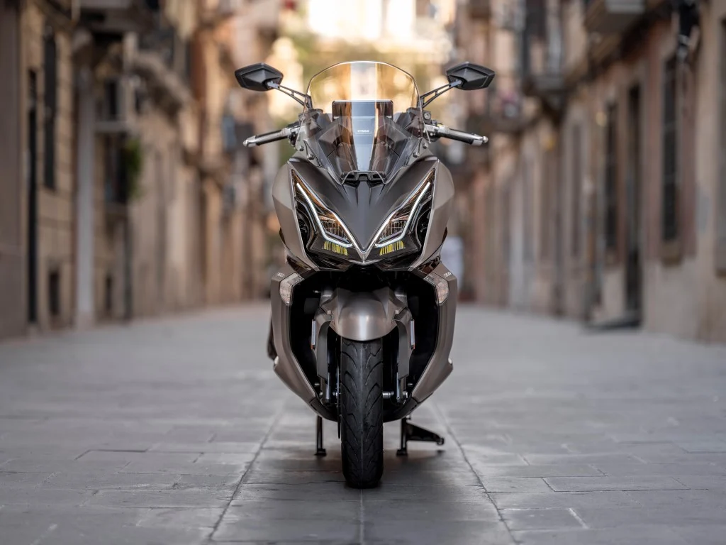 Maxi-scooter KYMCO Downtown GT 350 azul estacionada, destacando seu design moderno, faróis Full LED e rodas de liga leve.