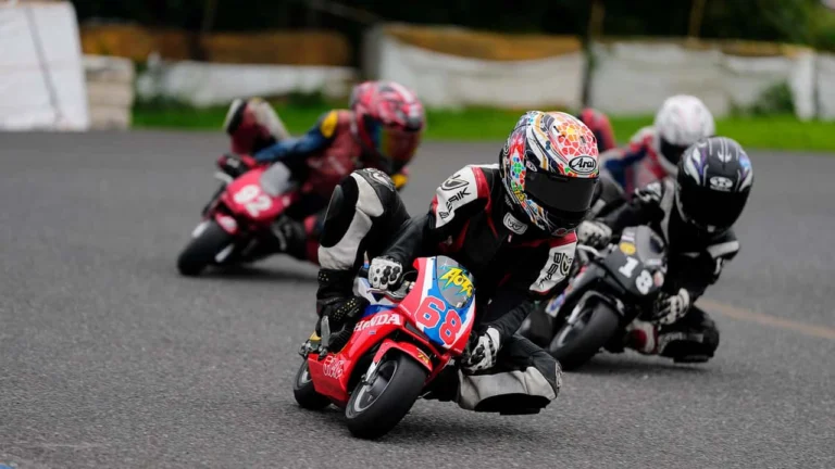 Criança pilotando uma pocket bike 74Daijiro em uma corrida da Copa Daijiro, representando o legado de Daijiro Kato.