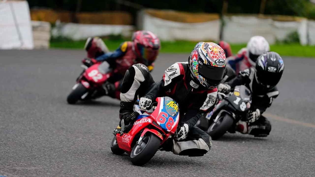 Criança pilotando uma pocket bike 74Daijiro em uma corrida da Copa Daijiro, representando o legado de Daijiro Kato.