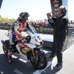 John McGuinness, o 'Morecambe Missile', acelerando sua moto em alta velocidade na Isle of Man TT, mostrando a dedicação e precisão que o tornam uma lenda.
