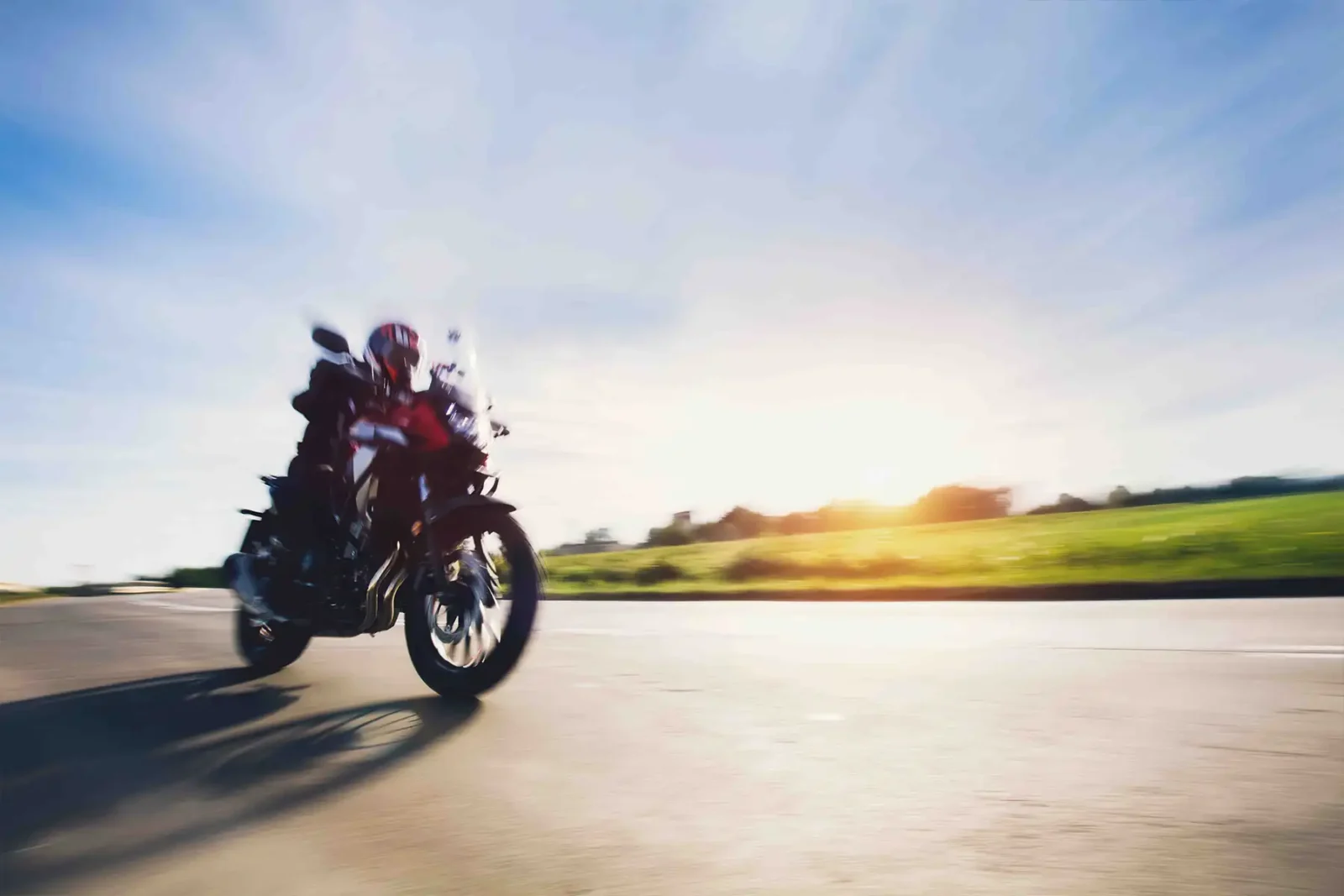 Motociclista pilotando uma moto esportiva em uma estrada europeia, com elementos digitais sobrepostos indicando os limites de velocidade assistidos pelo sistema Intelligent Speed Assistance (ISA) da União Europeia.