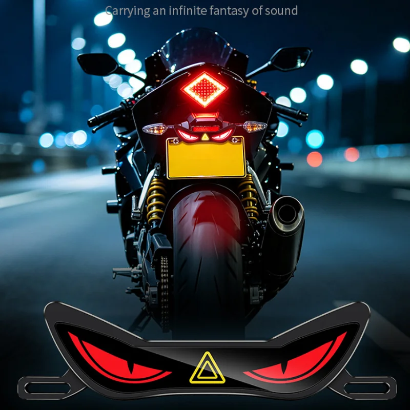 Motociclista personalizando a moto com luzes LED