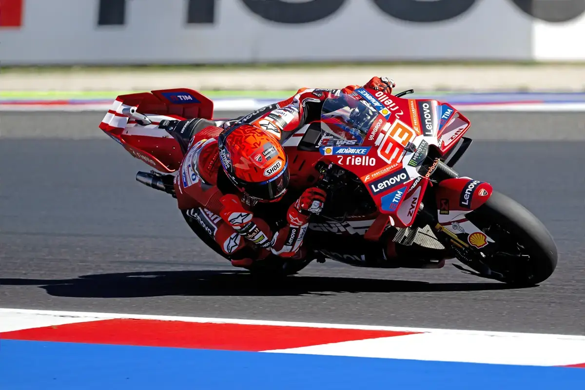 Marc Márquez pilotando sua Ducati Desmosedici GP na corrida de MotoGP em Misano, celebrando a vitória e a liderança do campeonato.