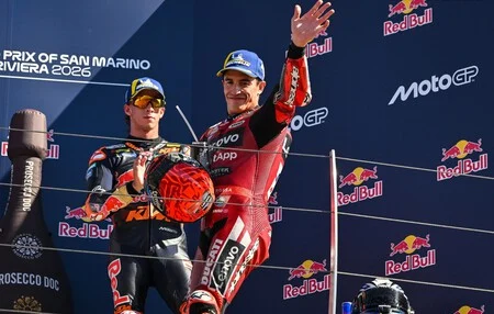 Marc Márquez pilotando sua Ducati Desmosedici GP em alta velocidade em uma curva de circuito de MotoGP, com o número 93 em destaque.