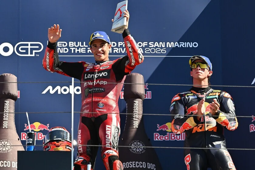 Marc Márquez pilotando sua Ducati Desmosedici GP em alta velocidade em uma curva de circuito de MotoGP, com o número 93 em destaque.