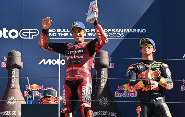 Marc Márquez pilotando sua Ducati Desmosedici GP em alta velocidade em uma curva de circuito de MotoGP, com o número 93 em destaque.