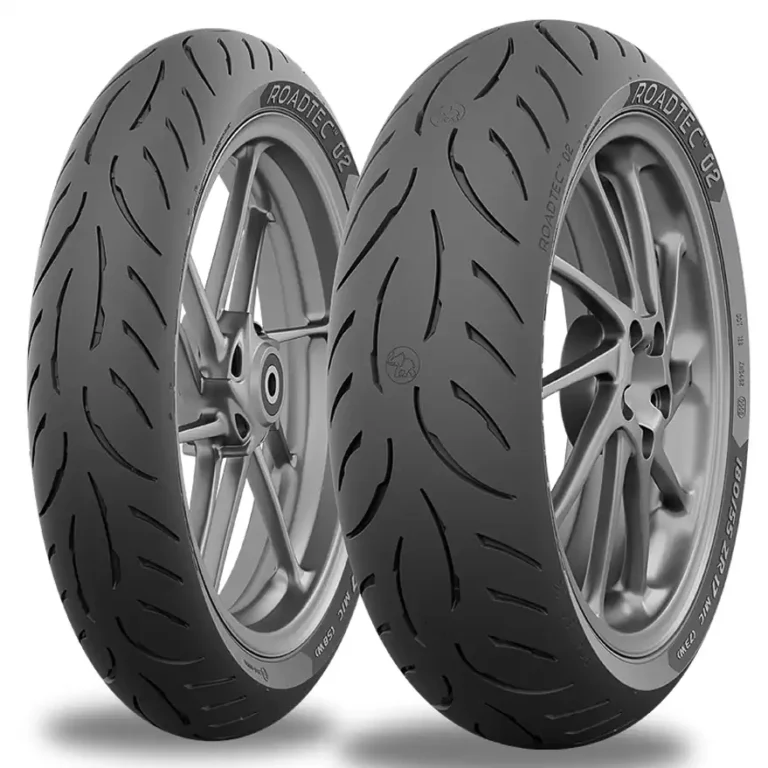 Pneu Metzeler Roadtec 02 com banda de rodagem detalhada, montado em uma motocicleta, testado em condições diversas.