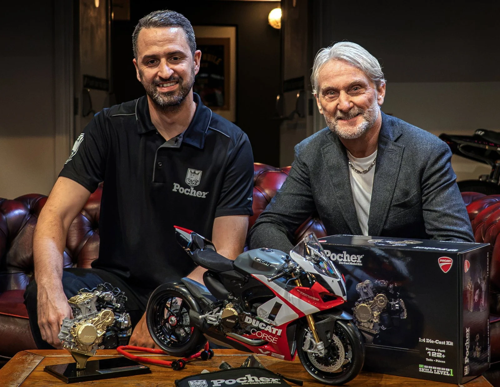 Modelo Ducati Panigale V2 Superquadro Final Edition em escala 1:4 da Pocher, exibido com Carl Fogarty.