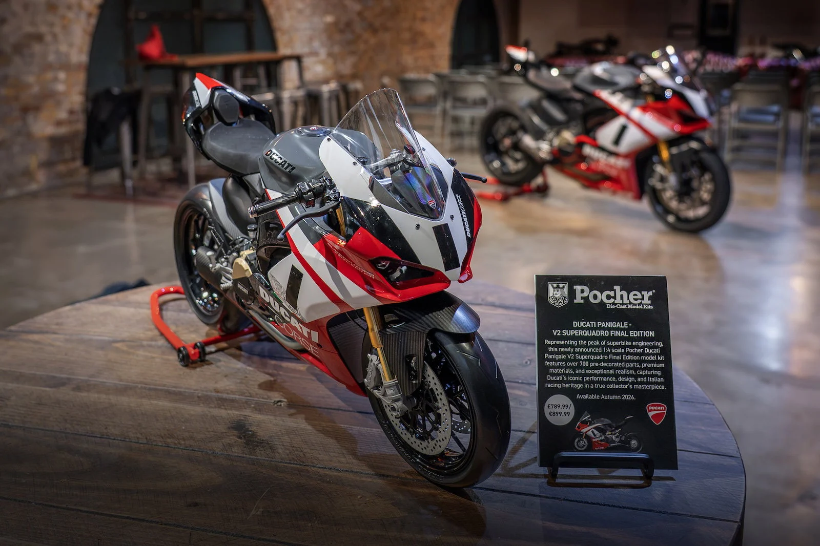 Modelo Ducati Panigale V2 Superquadro Final Edition em escala 1:4 da Pocher, exibido com Carl Fogarty.