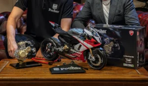 Modelo Ducati Panigale V2 Superquadro Final Edition em escala 1:4 da Pocher, exibido com Carl Fogarty.