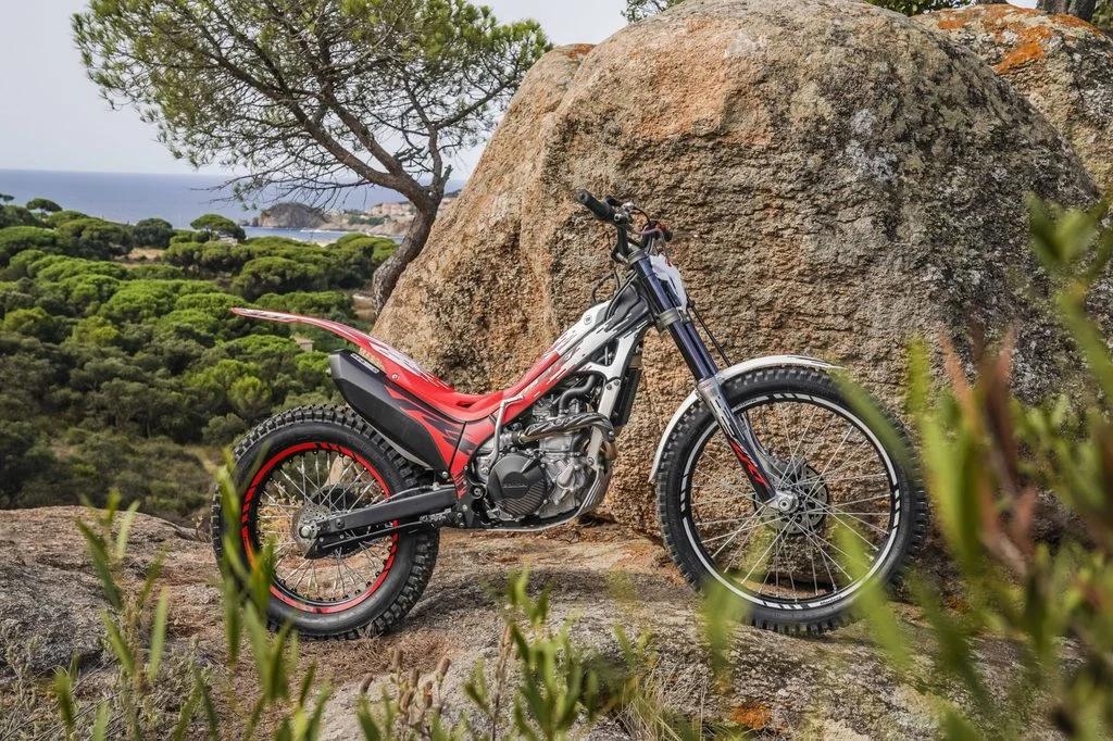 Linha completa da Montesa Cota 2027, incluindo a 301RR, 4RT 260R e a 4Ride, exibindo as novas decorações e seus designs especializados para trial e trail-trial.