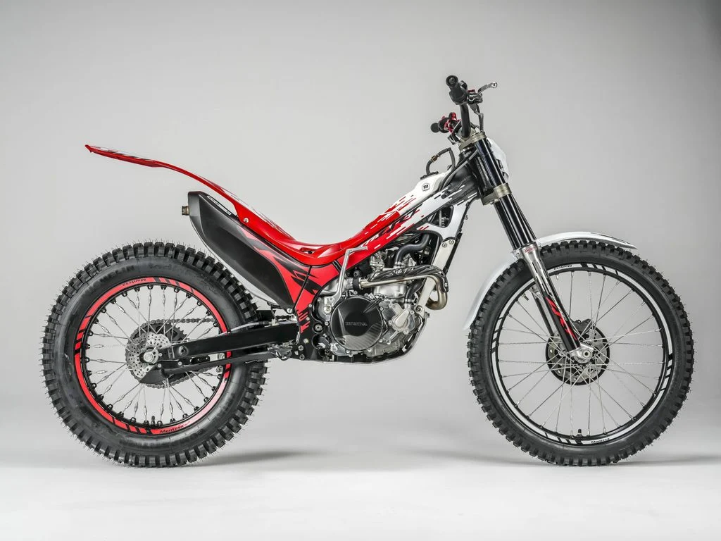 Linha completa da Montesa Cota 2027, incluindo a 301RR, 4RT 260R e a 4Ride, exibindo as novas decorações e seus designs especializados para trial e trail-trial.