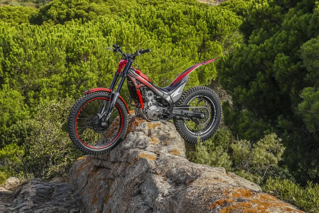Linha completa da Montesa Cota 2027, incluindo a 301RR, 4RT 260R e a 4Ride, exibindo as novas decorações e seus designs especializados para trial e trail-trial.