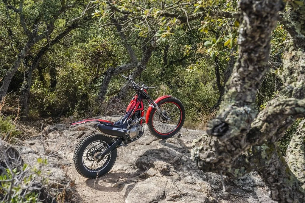 Linha completa da Montesa Cota 2027, incluindo a 301RR, 4RT 260R e a 4Ride, exibindo as novas decorações e seus designs especializados para trial e trail-trial.