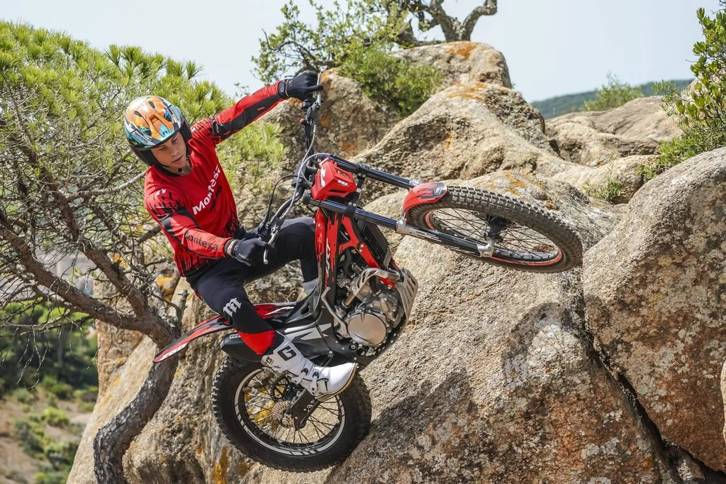Linha completa da Montesa Cota 2027, incluindo a 301RR, 4RT 260R e a 4Ride, exibindo as novas decorações e seus designs especializados para trial e trail-trial.