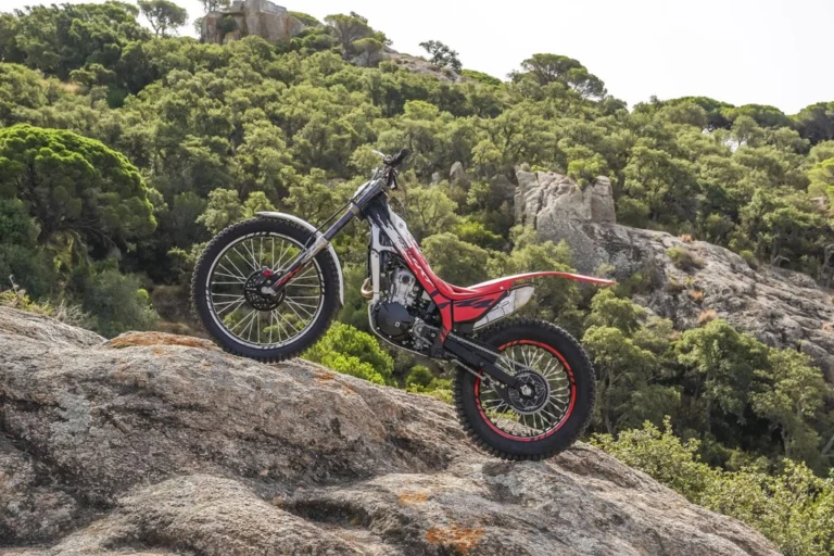Linha completa da Montesa Cota 2027, incluindo a 301RR, 4RT 260R e a 4Ride, exibindo as novas decorações e seus designs especializados para trial e trail-trial.