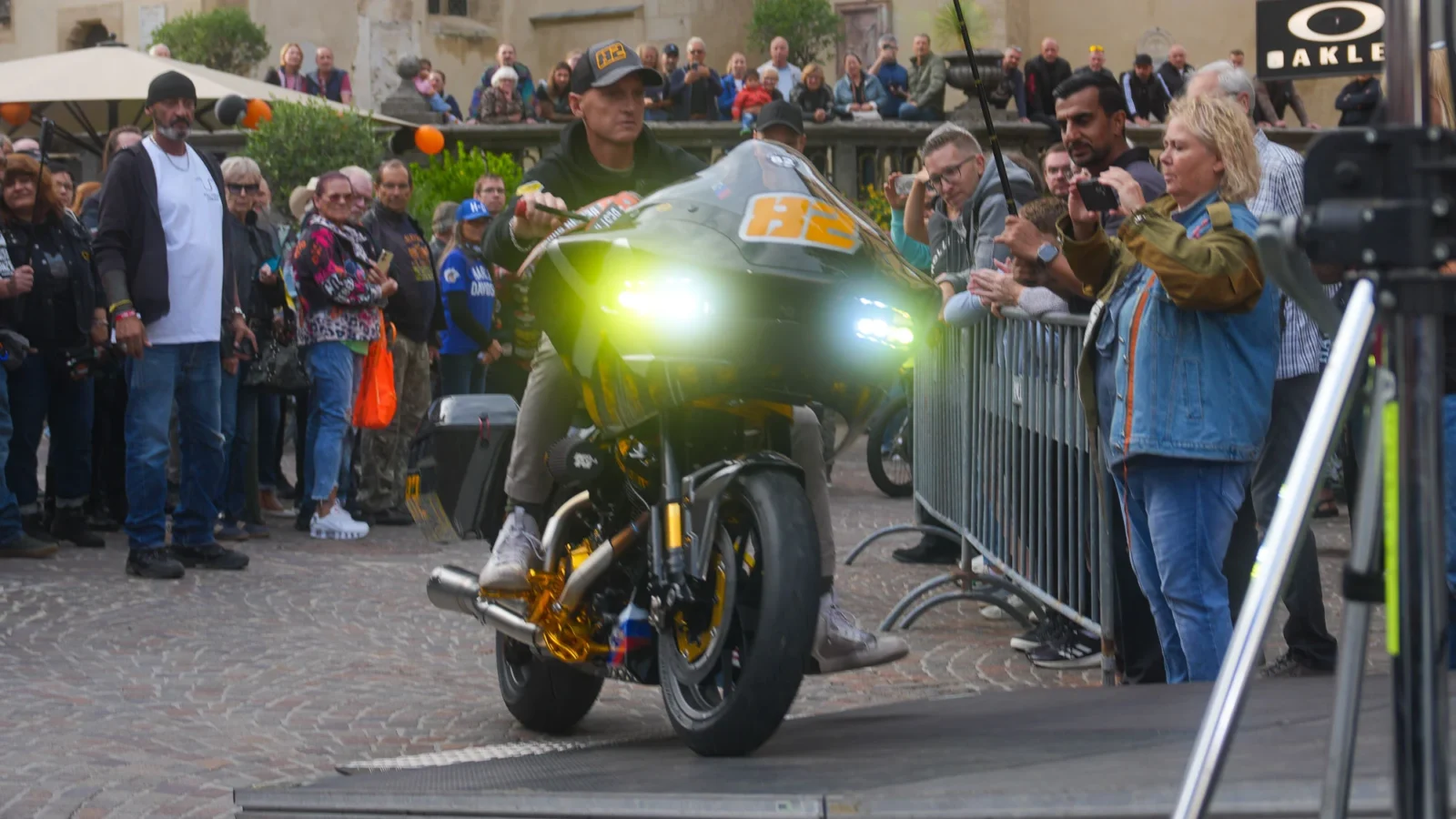 Moto customizada Clubstyle preta e dourada de Vito Klemenčič, VK Custom Works, vencedora do Best in Show no Villach Custom Bike Show 2026