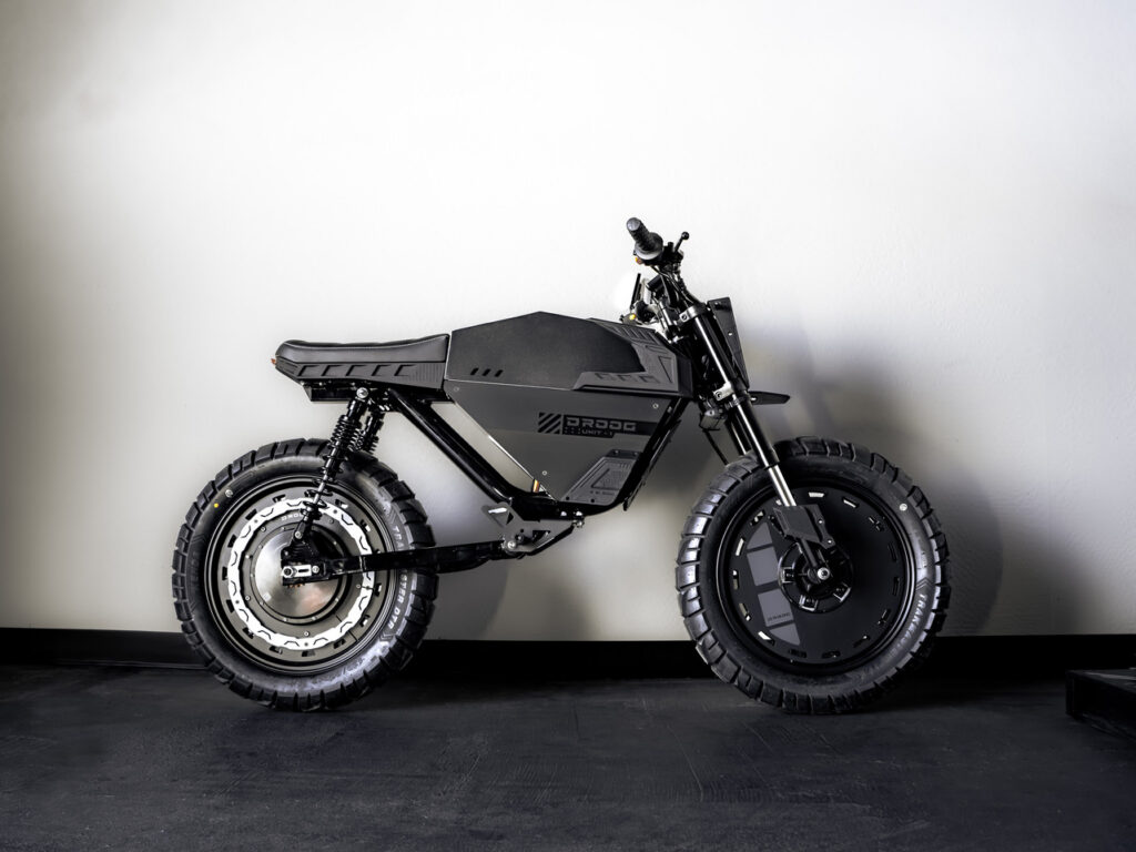 A Droog Moto UNIT-1, uma moto elétrica custom de design arrojado e minimalista, fruto da colaboração entre Droog Moto e Onyx, exibindo seu chassi reconstruído.