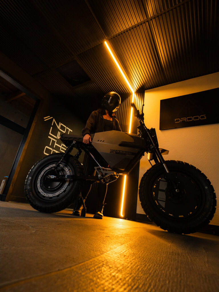A Droog Moto UNIT-1, uma moto elétrica custom de design arrojado e minimalista, fruto da colaboração entre Droog Moto e Onyx, exibindo seu chassi reconstruído.