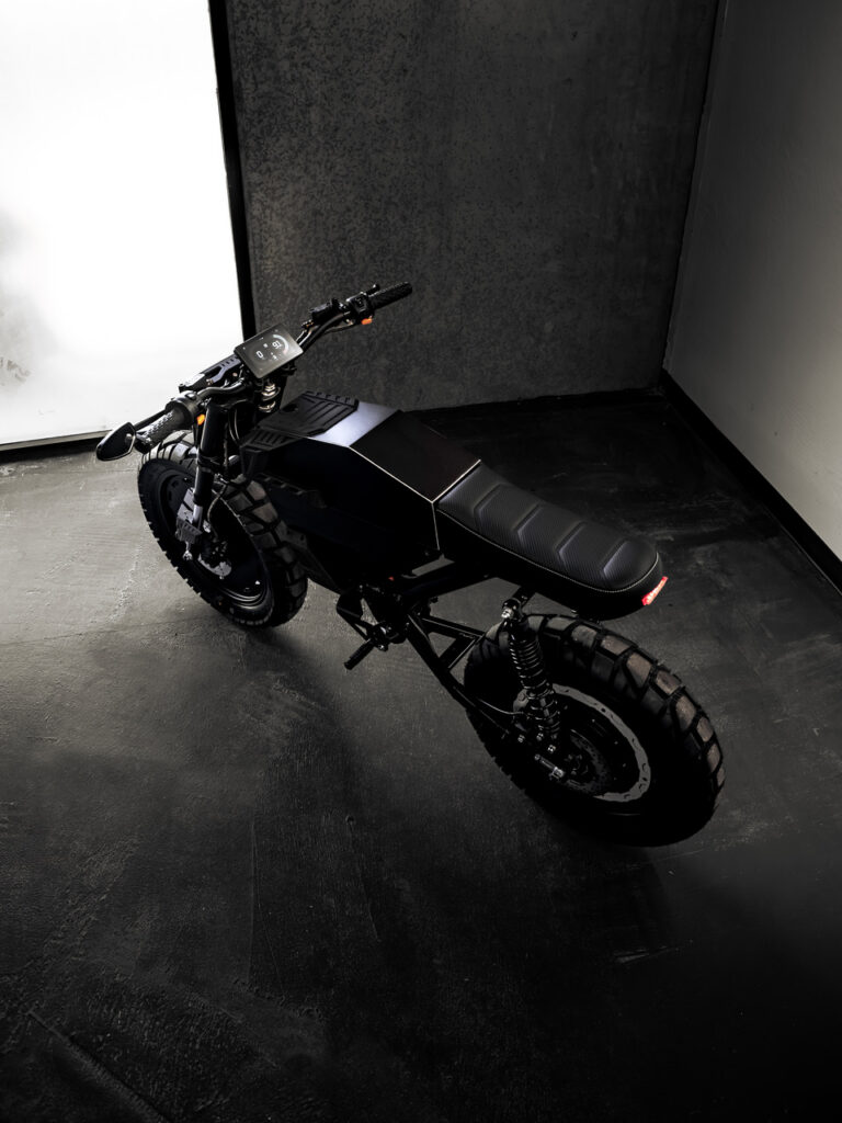 A Droog Moto UNIT-1, uma moto elétrica custom de design arrojado e minimalista, fruto da colaboração entre Droog Moto e Onyx, exibindo seu chassi reconstruído.