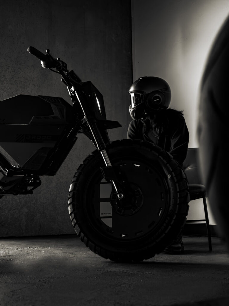 A Droog Moto UNIT-1, uma moto elétrica custom de design arrojado e minimalista, fruto da colaboração entre Droog Moto e Onyx, exibindo seu chassi reconstruído.
