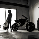A Droog Moto UNIT-1, uma moto elétrica custom de design arrojado e minimalista, fruto da colaboração entre Droog Moto e Onyx, exibindo seu chassi reconstruído.