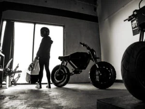 A Droog Moto UNIT-1, uma moto elétrica custom de design arrojado e minimalista, fruto da colaboração entre Droog Moto e Onyx, exibindo seu chassi reconstruído.