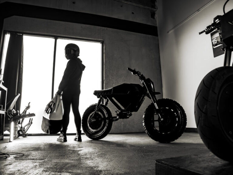 A Droog Moto UNIT-1, uma moto elétrica custom de design arrojado e minimalista, fruto da colaboração entre Droog Moto e Onyx, exibindo seu chassi reconstruído.