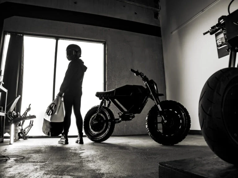 A Droog Moto UNIT-1, uma moto elétrica custom de design arrojado e minimalista, fruto da colaboração entre Droog Moto e Onyx, exibindo seu chassi reconstruído.