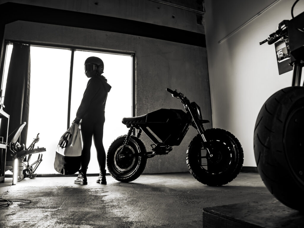 A Droog Moto UNIT-1, uma moto elétrica custom de design arrojado e minimalista, fruto da colaboração entre Droog Moto e Onyx, exibindo seu chassi reconstruído.