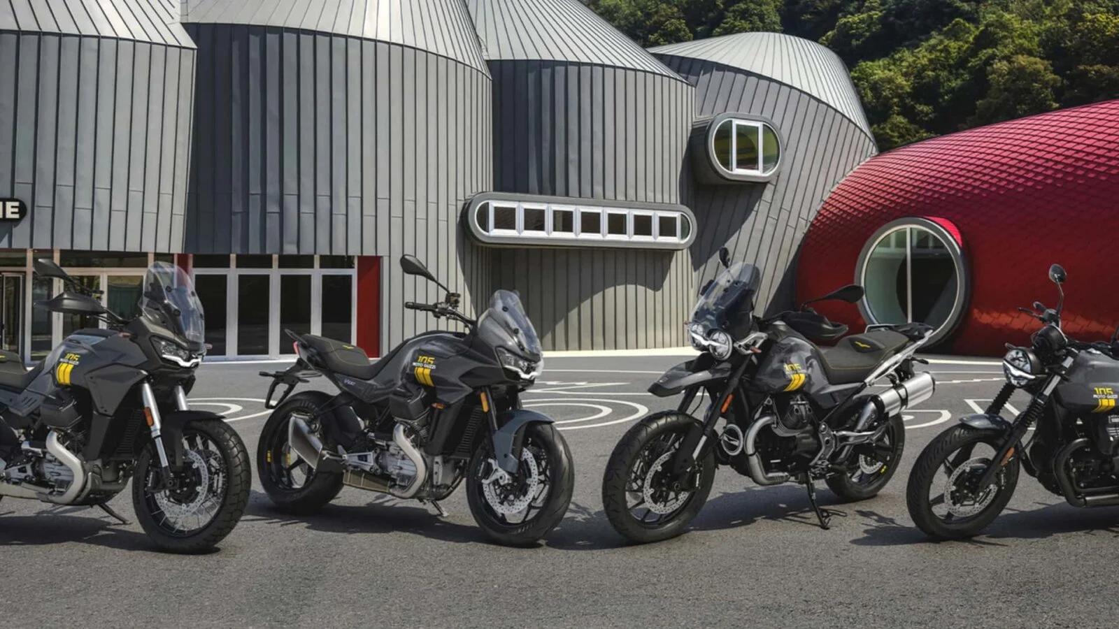 Moto Guzzi V7 Edição de Aniversário 105 Anos com pintura especial e detalhes comemorativos, exibindo seu motor V-twin transversal.