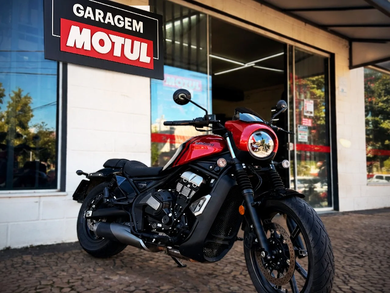 Motos Moto Morini Seiemmezzo e X-Cape alinhadas em uma oficina moderna, simbolizando a expansão do serviço de pós-venda no Brasil.