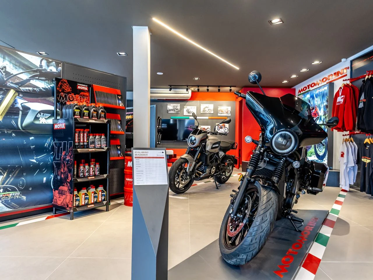 Motos Moto Morini Seiemmezzo e X-Cape alinhadas em uma oficina moderna, simbolizando a expansão do serviço de pós-venda no Brasil.