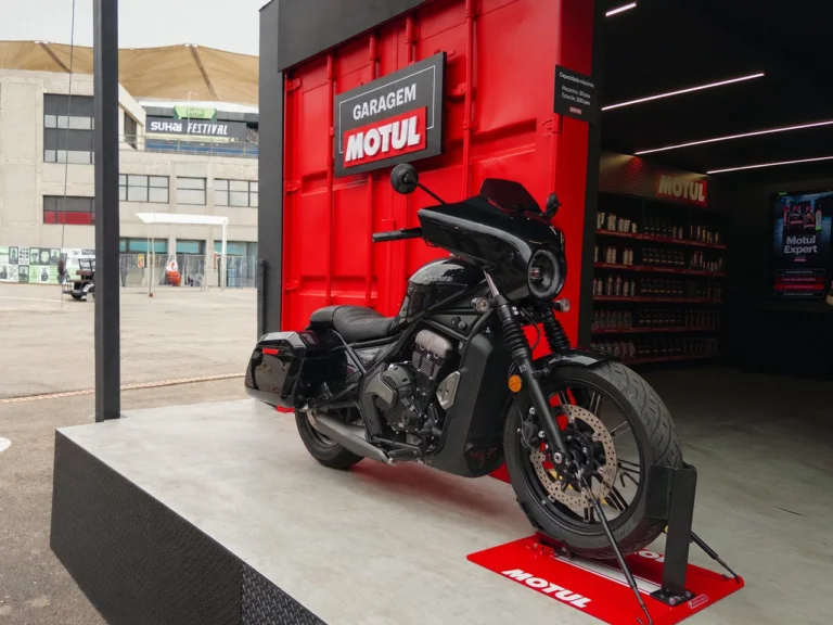 Motos Moto Morini Seiemmezzo e X-Cape alinhadas em uma oficina moderna, simbolizando a expansão do serviço de pós-venda no Brasil.