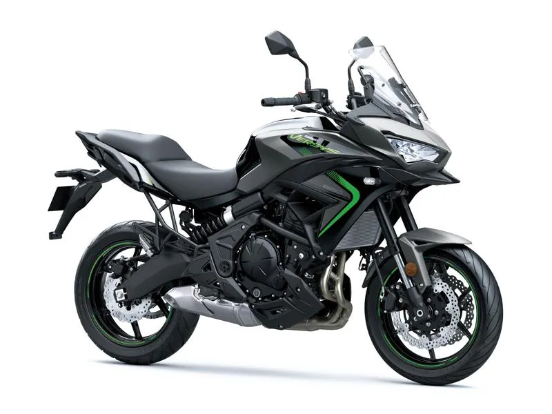 Imagem de uma moto de média cilindrada em uma estrada sinuosa, simbolizando a transição do segmento de 650cc para outras faixas de potência e tecnologia no mercado global.